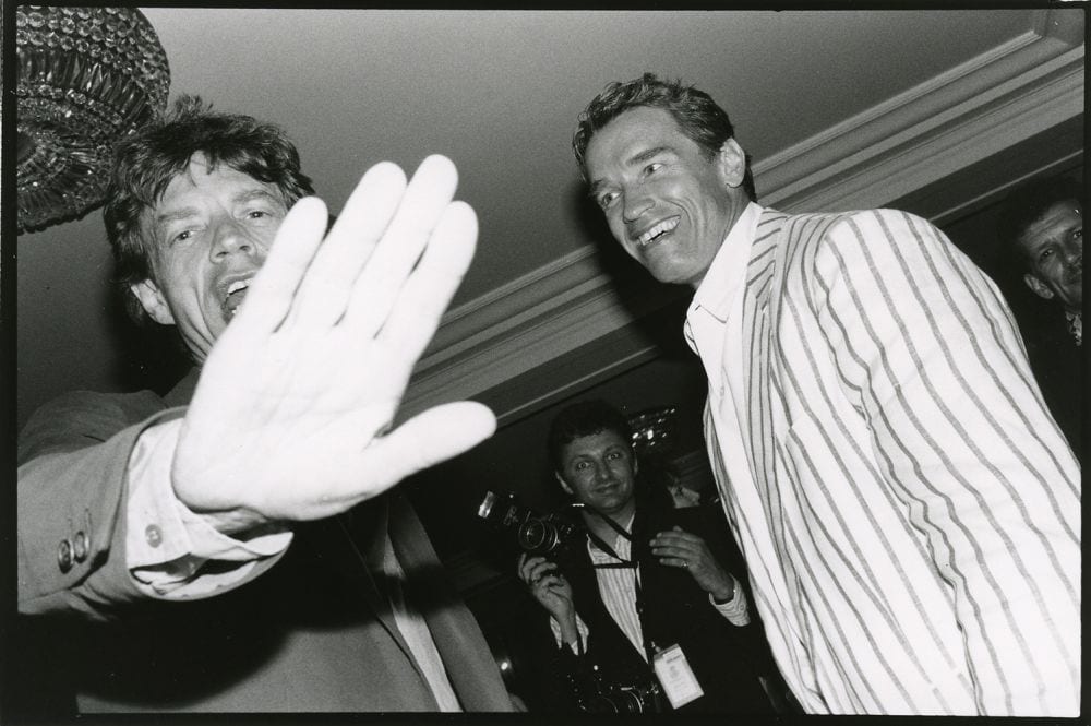 Jean Pigozzi, Mick Jagger et Arnold Schwarzenegger, Hôtel du Cap, Antibes, 1990. © Jean Pigozzi.