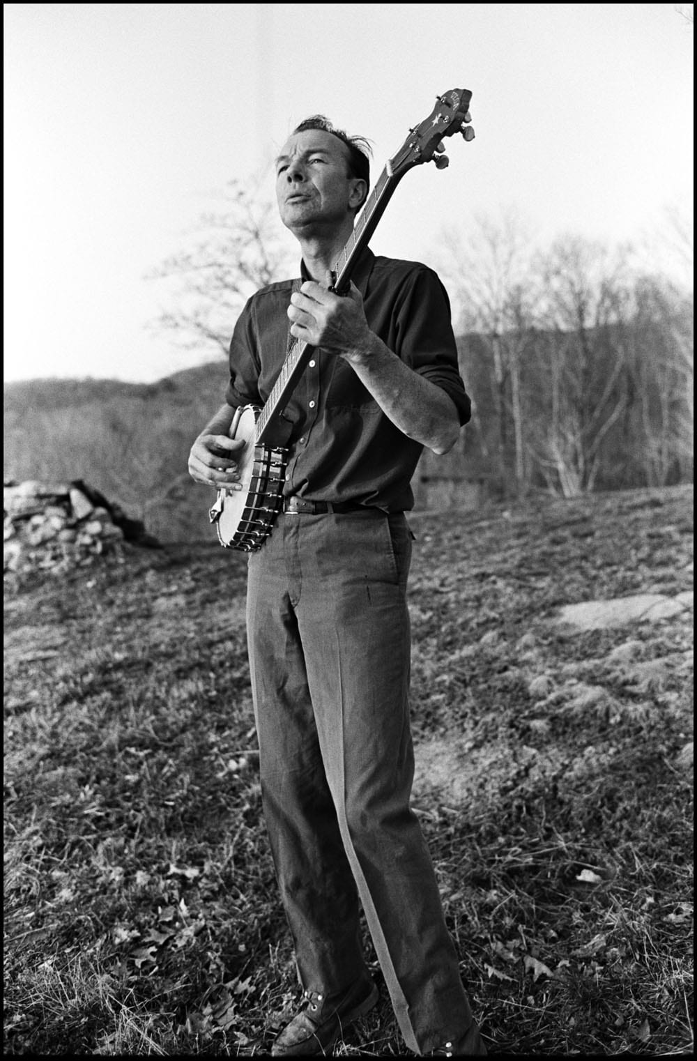 Pete Seeger plays his banjo in Beacon, New York, 1965. © Bruce Davidson/Magnum.