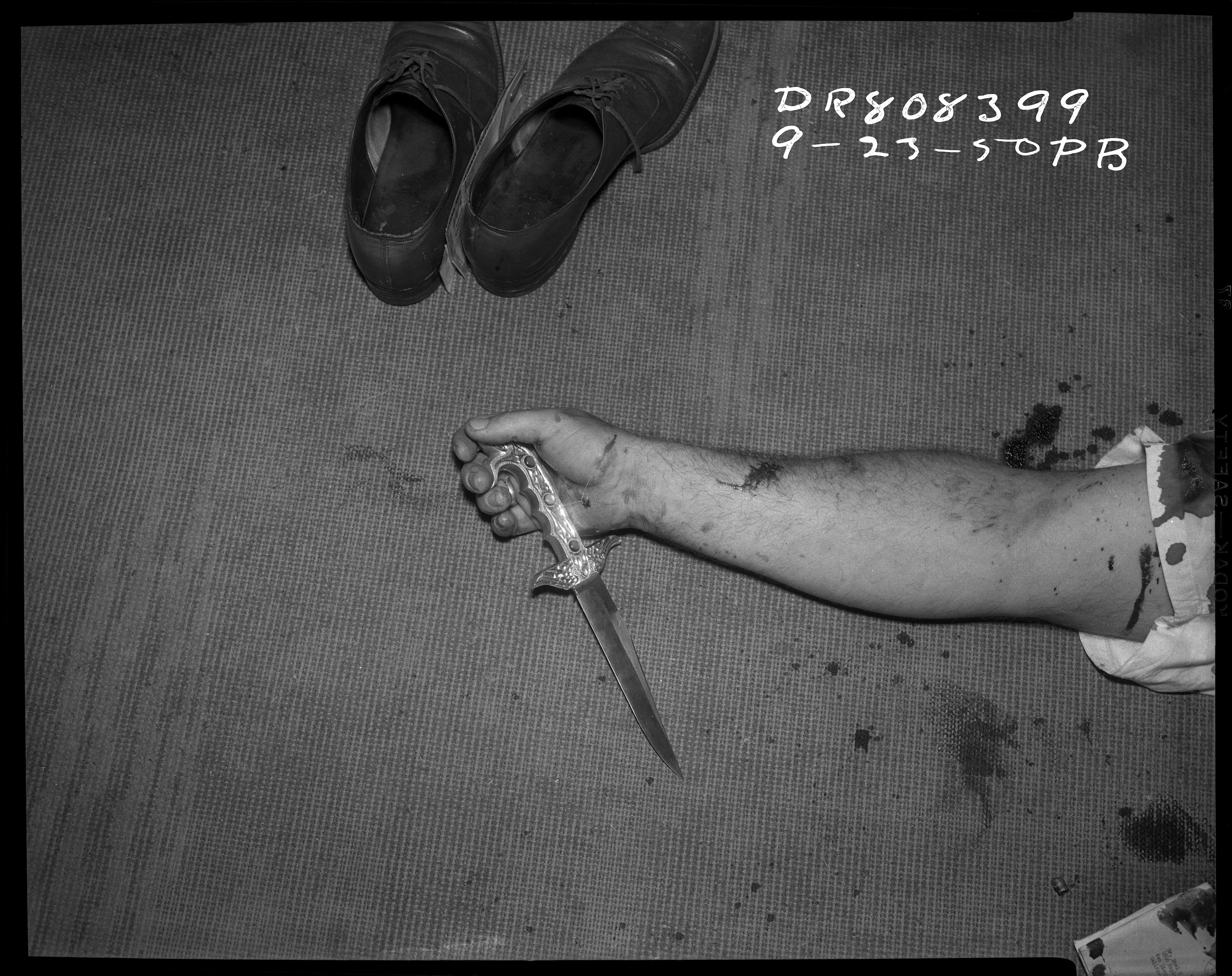 Shoes, arm and knife, 23 September 1950. Photographer: P.B. © LAPD, Image courtesy of Fototeka 