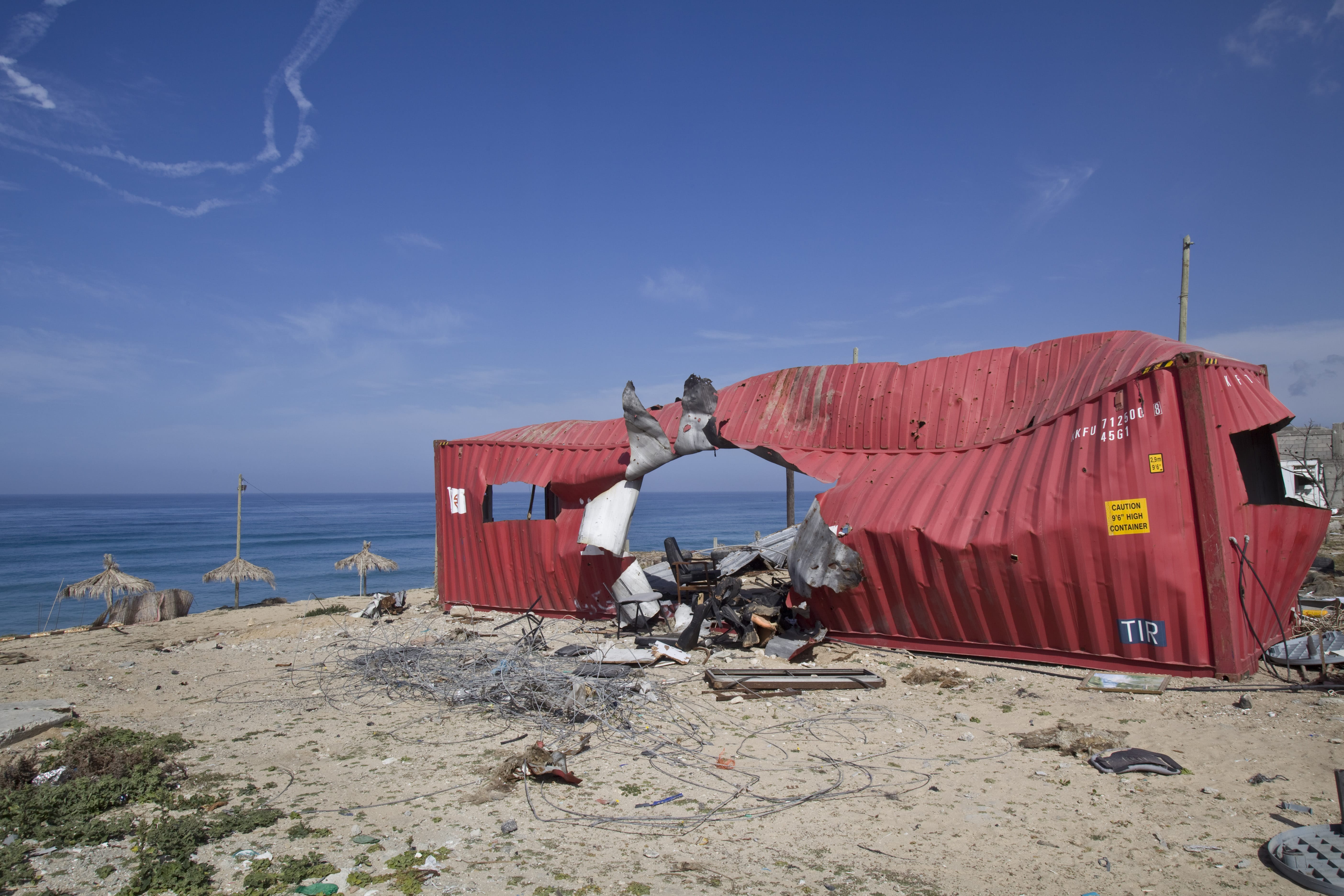Container détruit sur une plage au Nord de Gaza. © Kai Wiedenhöfer for the Carmignac Gestion photojournalism Award