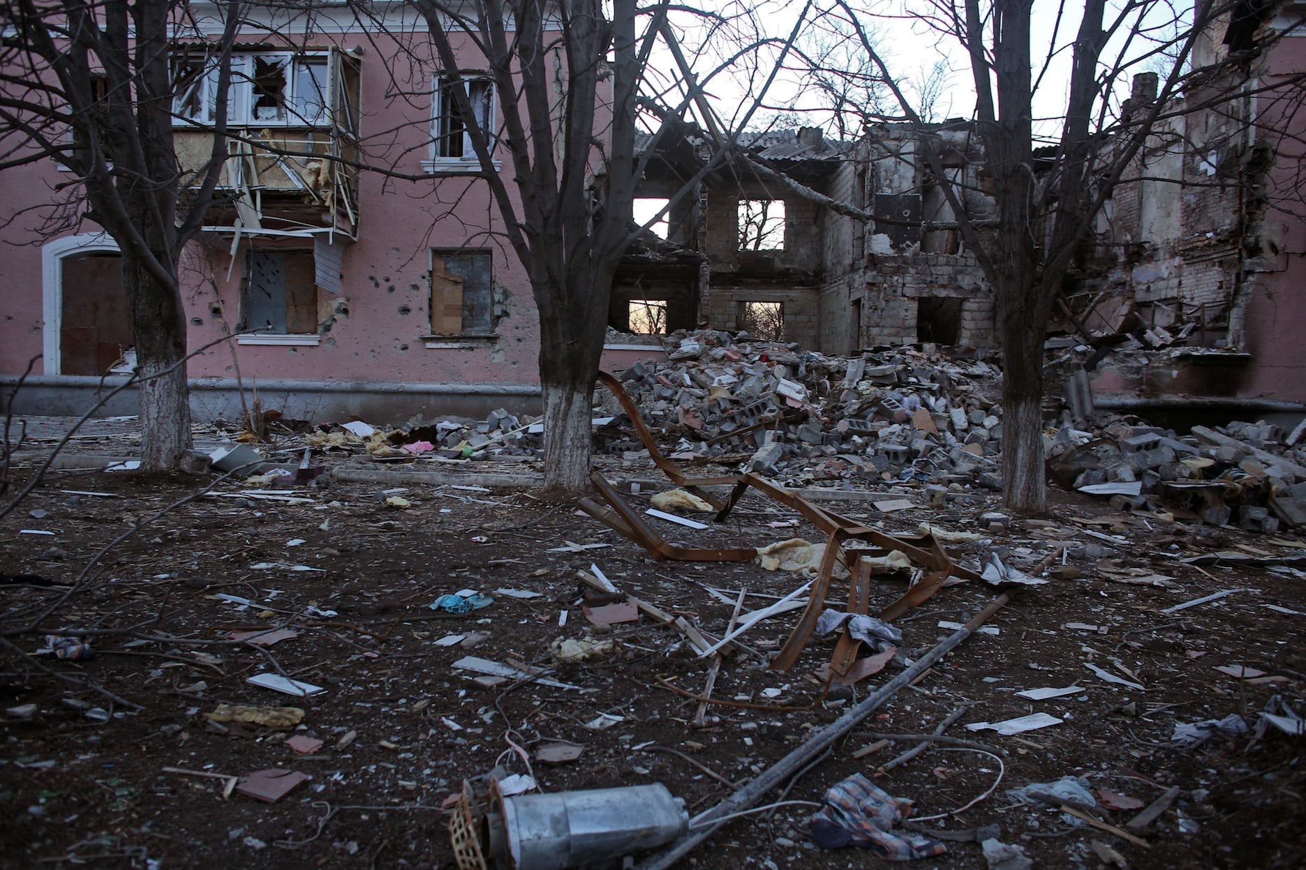 Destructions dans le village de Mironovka, à quelques kilomètres de Debalsteve et de la ligne de front, le 24 février 2015 / ©Rafael Yaghobzadeh