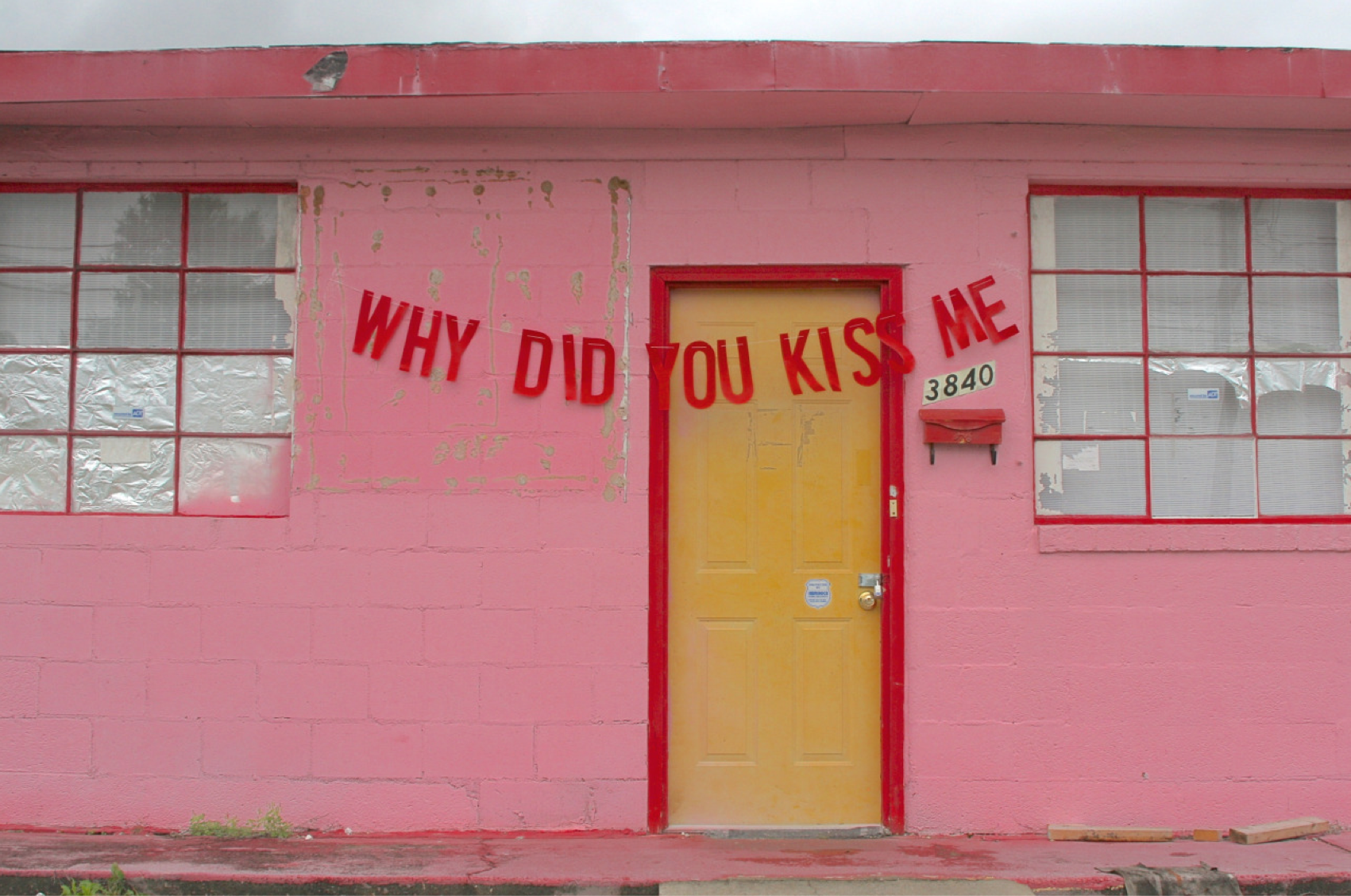 "Pourquoi est-ce que tu m'as embrassé ?" - Abandoned love / © Peyton Fulford 