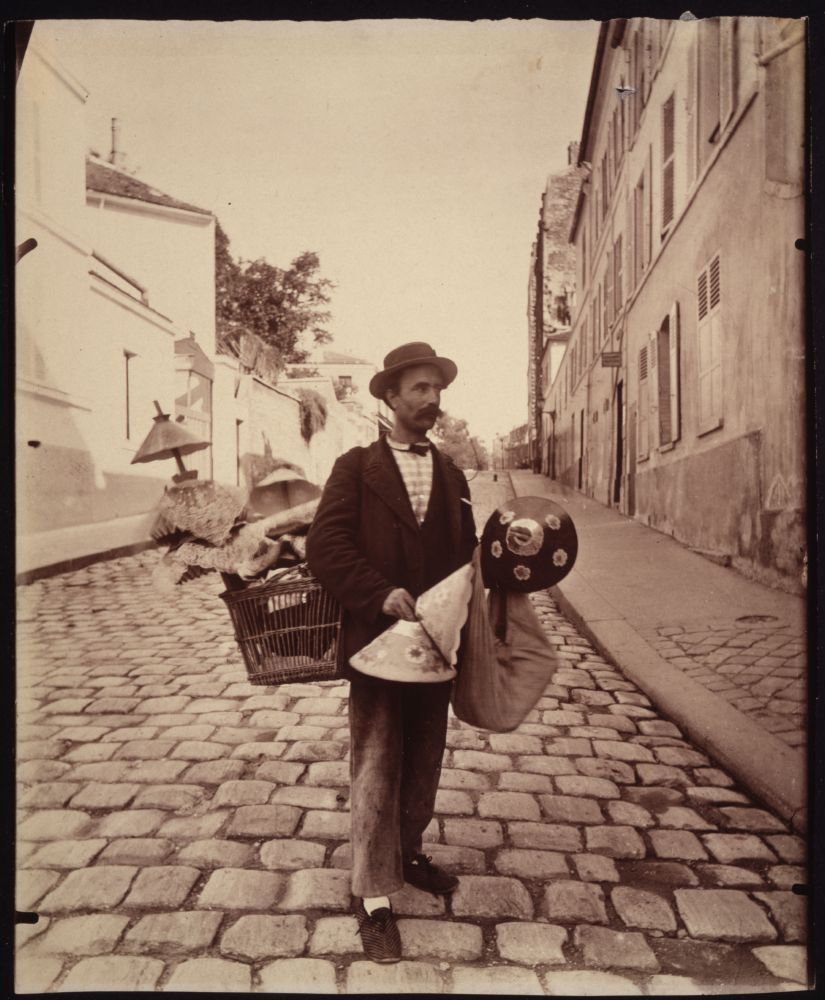 Marchand d'abat-jour, rue Lepic, 1899-1900, © Eugène Atget / George Eastman House