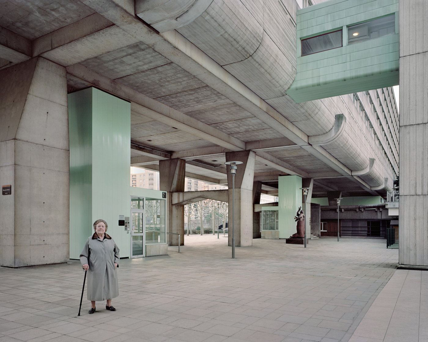 Josette, 90 ans, Vision 80, Esplanade de La Défense, 2013 / Photo extraite de la série "Souvenir d'un futur" / © Laurent Kronental