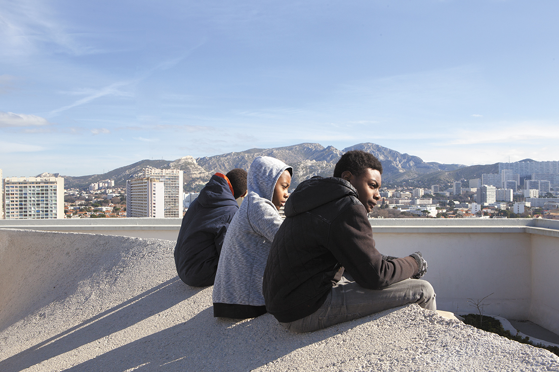 Oussam, Ryad et Alpha, sur le toit du Corbusier / © Marie Abeille