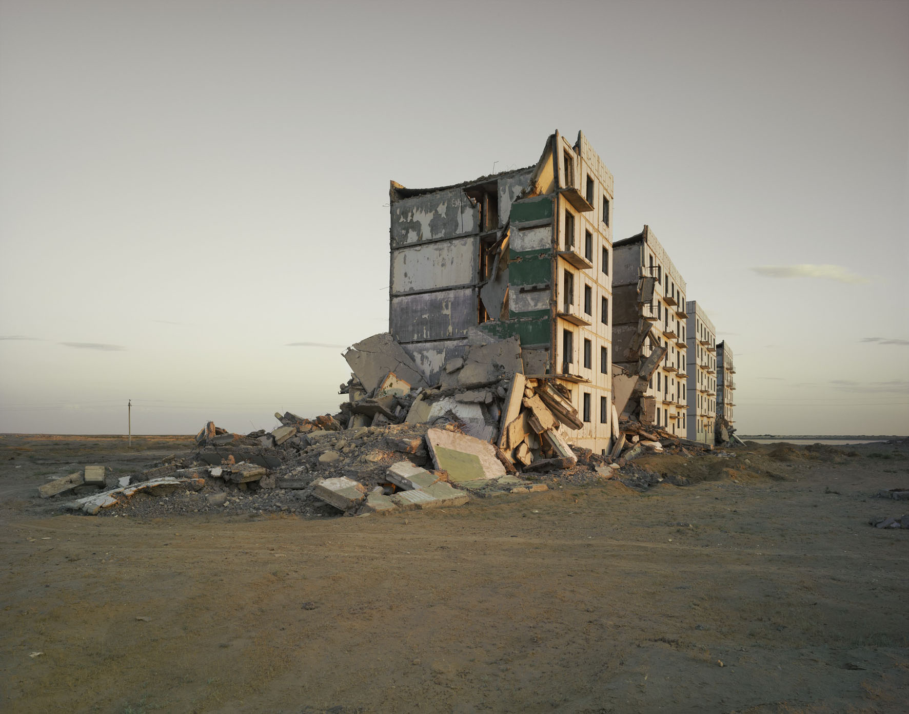 Nadav-Kander-The-Aral-Sea-I-Officers-Housing-Kazakhstan-2011-copie