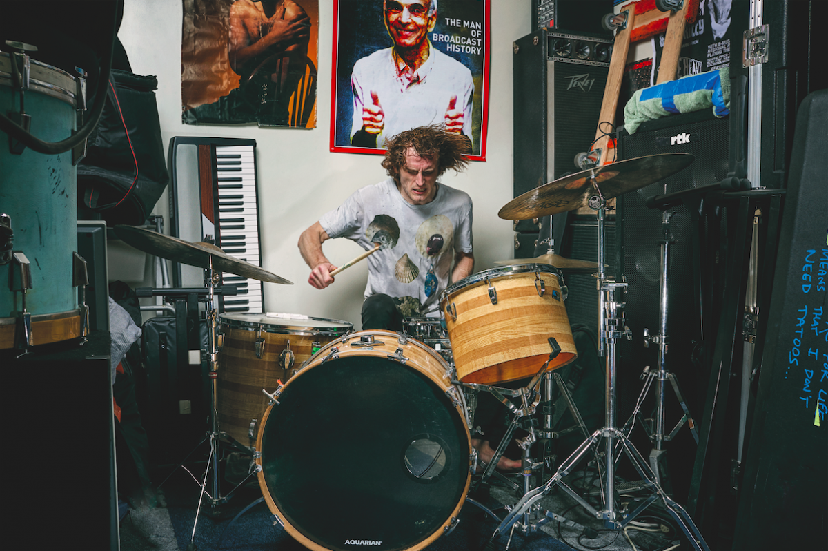 Zach Hill, batteur des groupes Death Grips et Hella, photographié en Californie / © Deirdre O'Callaghan 