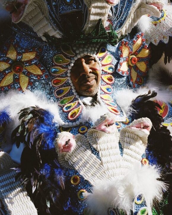 Lors du Mardi Gras défilent "les Indiens". Pour certains, l'action de porter le costume est une manière d'échapper au racisme. Pour d'autres, c'est un moyen de rendre hommage aux Amérindiens de la tribu Seminole qui ont accueillis les esclaves après leur évasion. Toutes l'année, "Les Indiens du Mardi Gras" travaillent sur leur costume. Ils choisissent avec grand les plumes, les perles et les bijoux. Il leur faut une année entière et quelques milliers de dollars pour achever un costume qui peut peser jusqu'à 15 kilos.