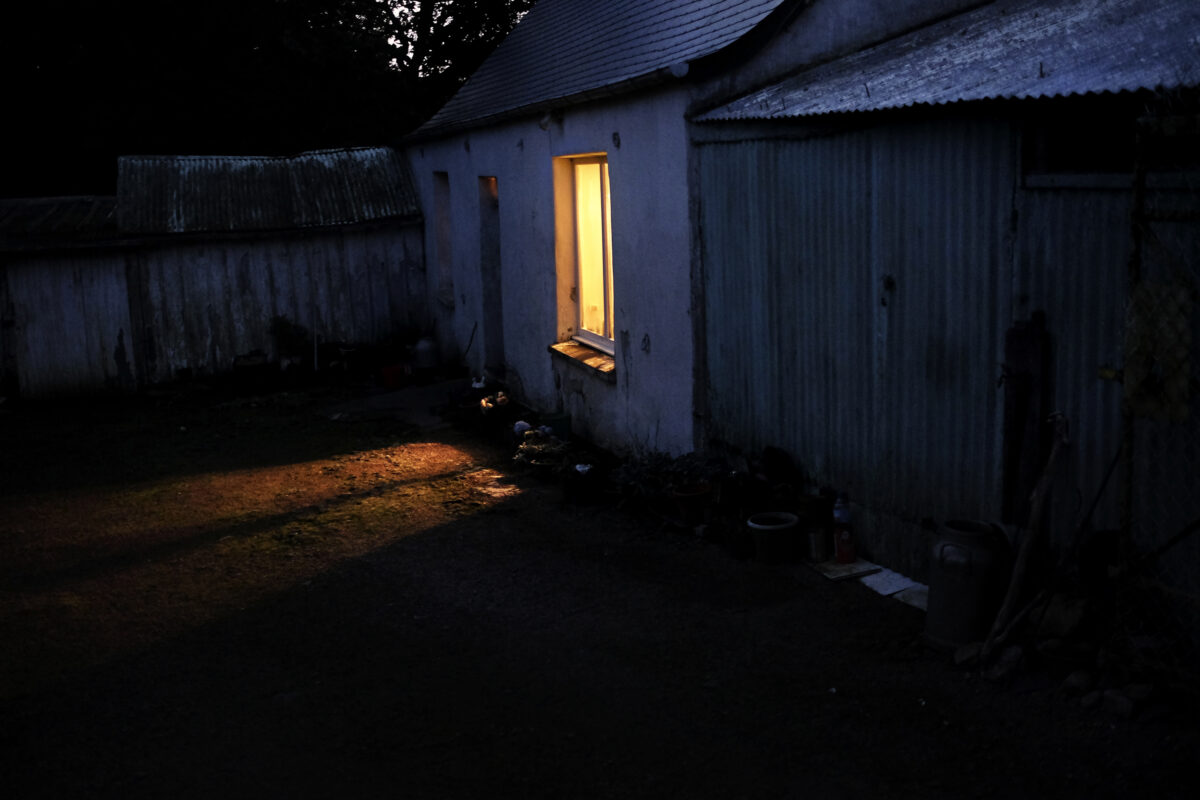 La maison de Marie-Claude, à l'aube. / Extrait de « Marie-Claude, la dame aux poupées », © Mélanie Wenger 