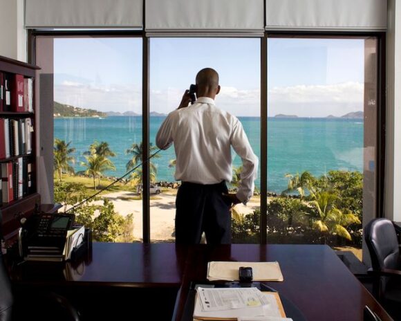Neil M. Smith, secrétaire des finances des îles Vierges britanniques, ici photographié dans son bureau de Road Town sur l’île de Tortola, © Paolo Woods et Gabriele Galimberti / Institute