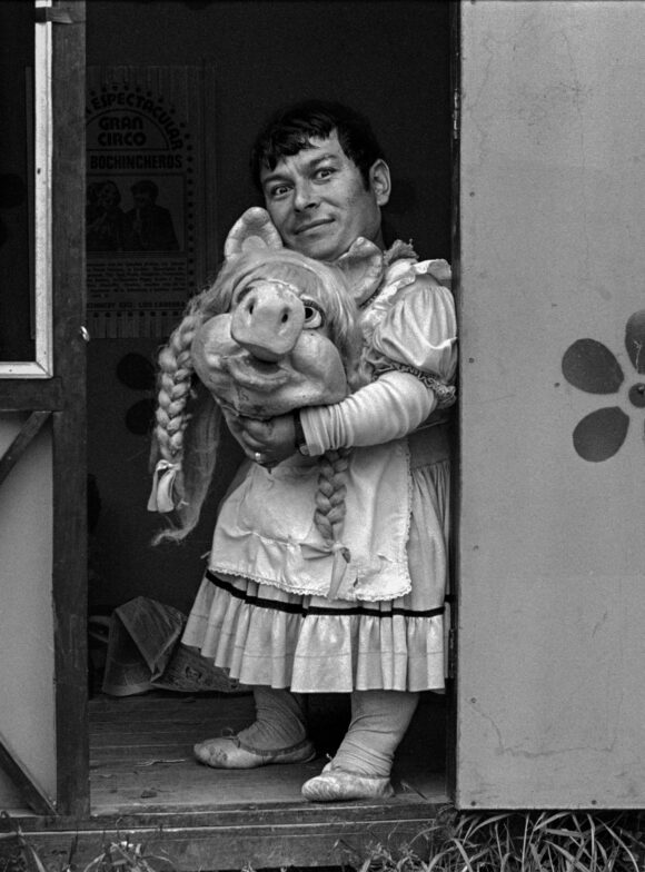 Paz Errázuriz Miss Piggy II, Santiago, 1984 from « El circo »© Paz Errázuriz