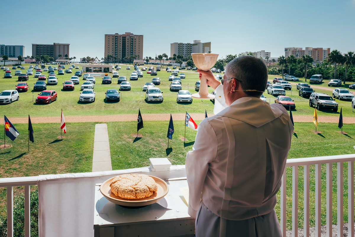 Tous les dimanches, le révérend Rob prend la parole au balcon de la Christian Drive In Church, à Daytona Beach, devant un parterre de voitures © Cyril Abad