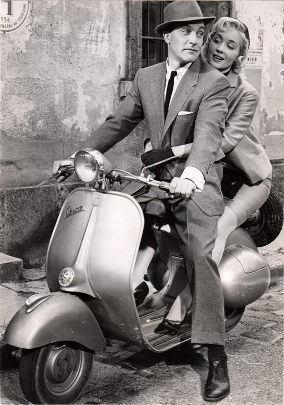 LA ROUTE JOYEUSE - HAPPY ROAD Gene Kelly et Barbara Laage sur une Vespa, film de Gene Kelly, 1957