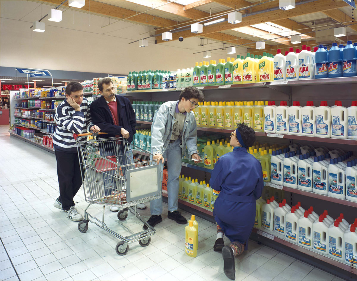 Rayon produits d’entretien, Les Supermarchés, 1992 © Véronique Ellena