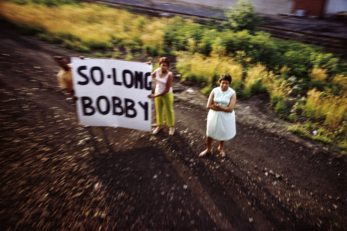 Sans titre, série RFK Funeral Train, 1968 © Paul Fusco/Magnum Photos, Avec l’aimable autorisation de la Danziger Gallery.