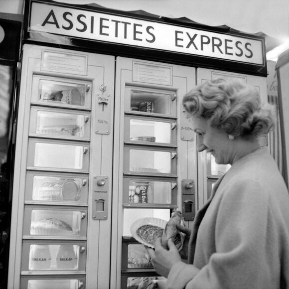 Distributeur automatique de repas express, Paris, octobre 1956. Fonds Roger Viollet © Roger Viollet