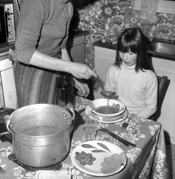 Anonyme, Repas dans la cuisine, années 1970. Fonds Roger Viollet © Roger Viollet