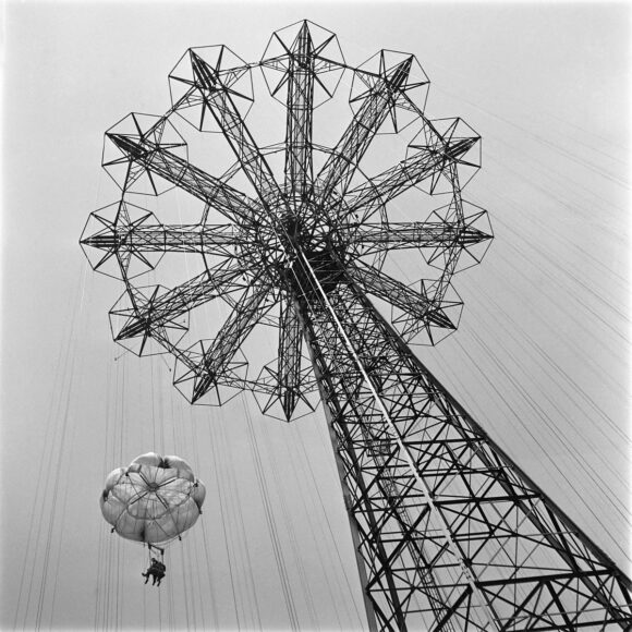 1JG4OW ÉRIC SCHWAB Deux touristes dans l’attraction Parachute Jump du Steeplechase Park à Coney Island Beach, à New York un samedi de juin 1946