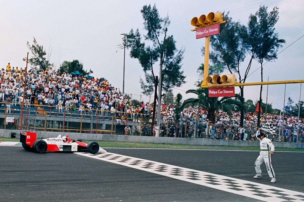 ARP4101301 RODOLFO DEL PERCIO Le Français Alain Prost franchit la ligne d’arrivée pour remporter le Grand Prix du Mexique de Formule 1, le 29 mai 1988 à Mexico