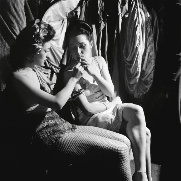 Éric Schwab. New York (États-Unis), novembre 1946. Danseuses de cabaret durant une pause cigarette dans leur loge au nightclub le Bal Tabarin.