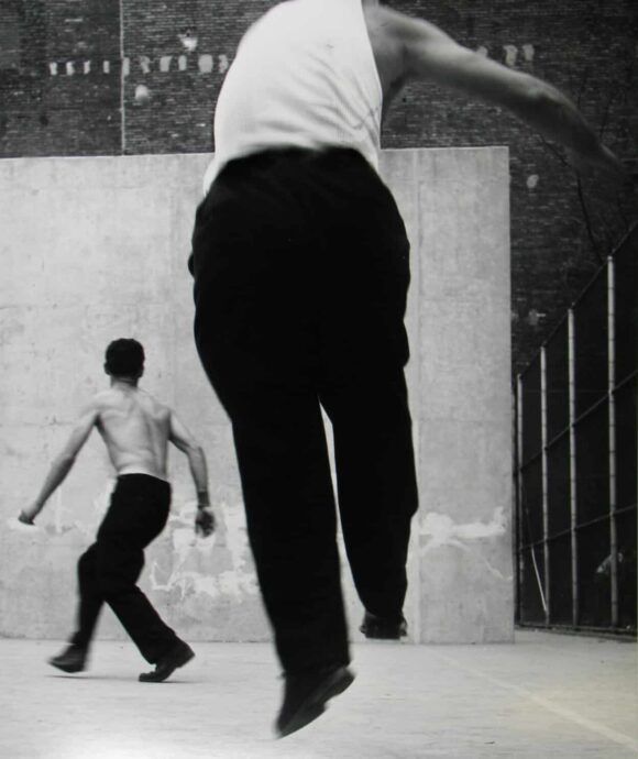 Leon Levinstein Handball Players, Houston Street, New York, c. 1969 Gelatin silver print, vintage Mounted. Signed in ink on mount recto Print size: 25 x 20 inches © Estate Leon Levinstein / Courtesy Howard Greenberg Gallery, NY / Les Douches la Galerie, Paris