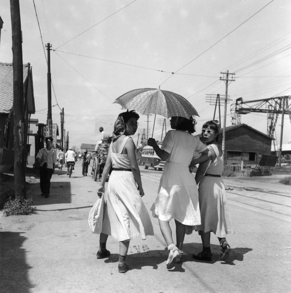 Femmes se promenant, Sendai, 1950 © Ken Domon Museum of Photography