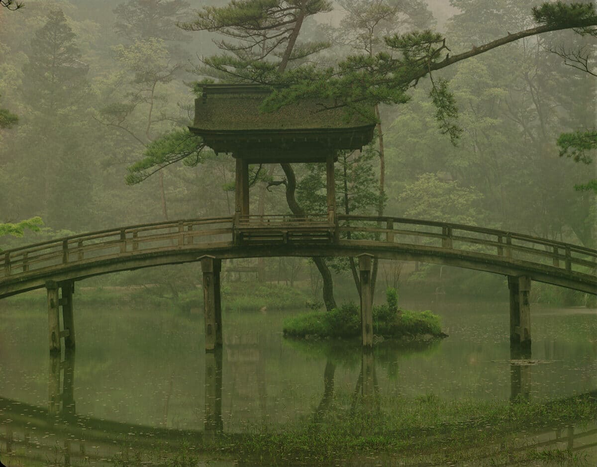 Pont Musaibashi de l’étang Garyô-ike, temple Eihô-ji, Gifu, 1962 © Ken Domon Museum of Photography
