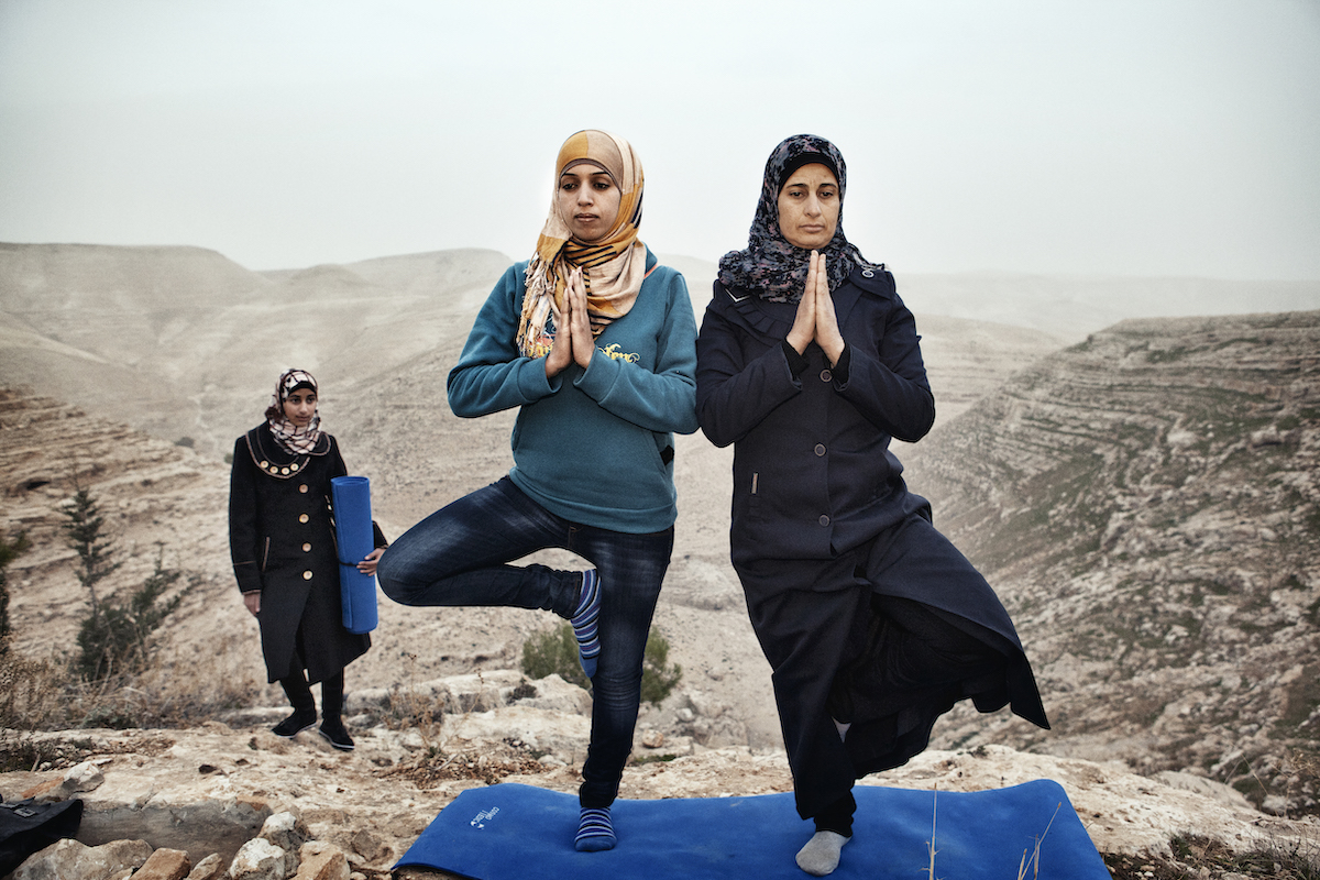 Za’tara, Bethléem, Cisjordanie. 6 janvier 2013. Hayat enseigne le yoga aux habitants de son village. Ses étudiantes sont de plus en plus nombres de semaine en semaine. Elles appellent cela de la «résistance intérieure» et le yoga s’avère être une véritable forme de libération. © Tanya Habjouqa / Noor @habjouqa @noorimages