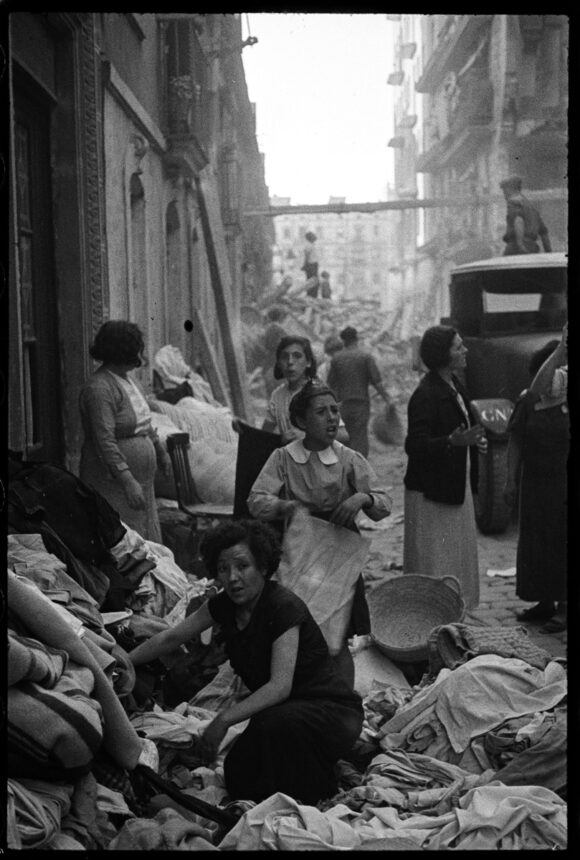 Des femmes tentant de récupérer leurs effets personnels après le bombardement du quartier de la Barceloneta, 29 mai 1937 © Arxiu Campañà