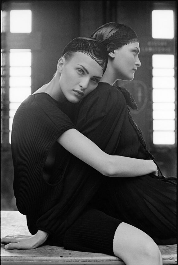 Les Robes Noires [pour Elle] 2001 Tirage sur papier au gélatino-bromure d’argent © Kate Barry