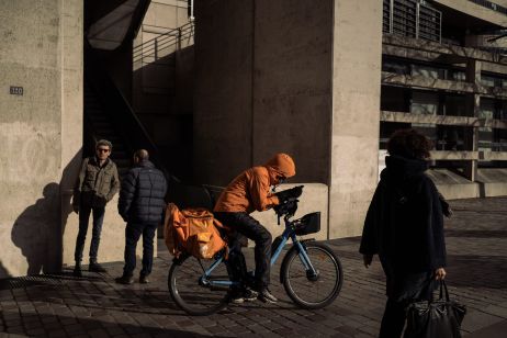 Philémon Barbier jette la lumière sur la vie des livreur·ses à vélo