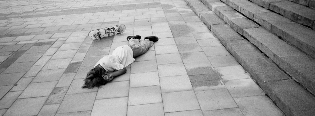 Un skateur à terre, en Ukraine par Robin Tutenges