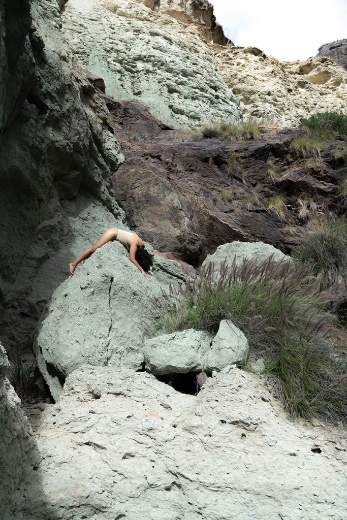 Une femme allongée sur le ventre sur un rocher. De la série Nothing half, nothing whole de Verdiana Albano.