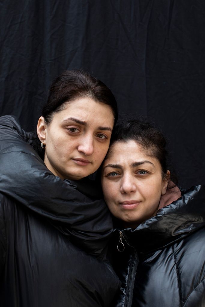 Photographie de Anastasia Taylor-Lind montrant deux sœurs, Lyudmyla et Nelya Tkachenko, Pologne, mars 2022