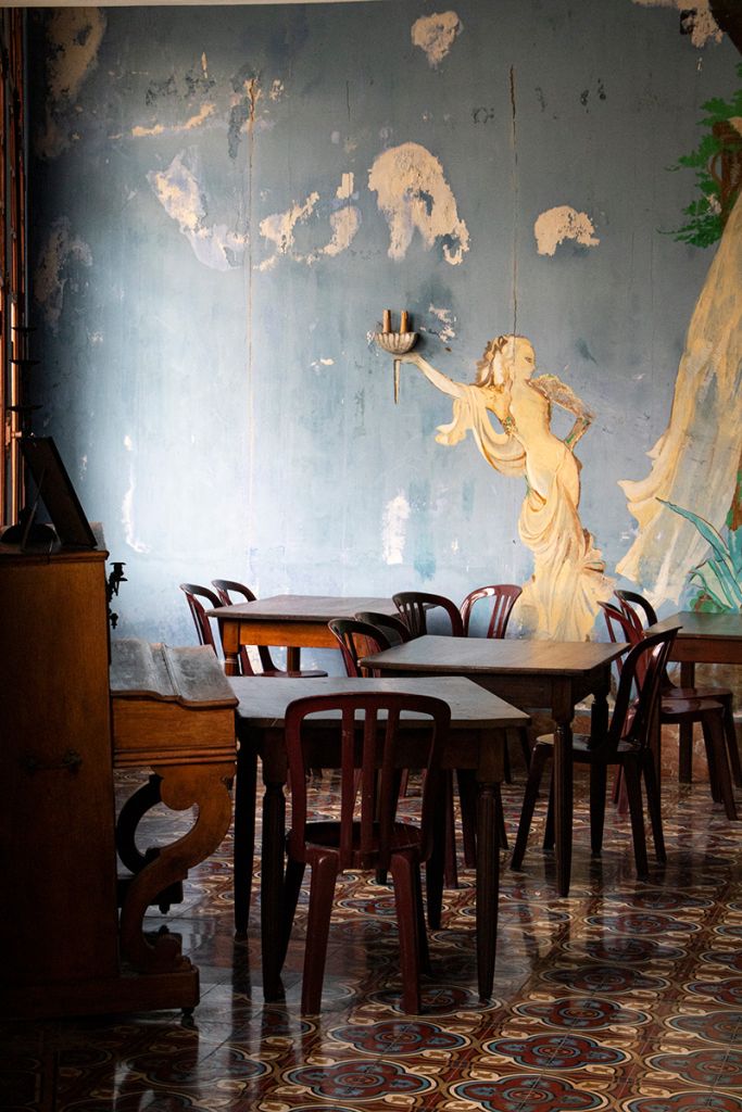 Photographie réalisée par Marjorie Gosset, montrant les tables vides d'un restaurant à Cerbère, dans le sud de la France.