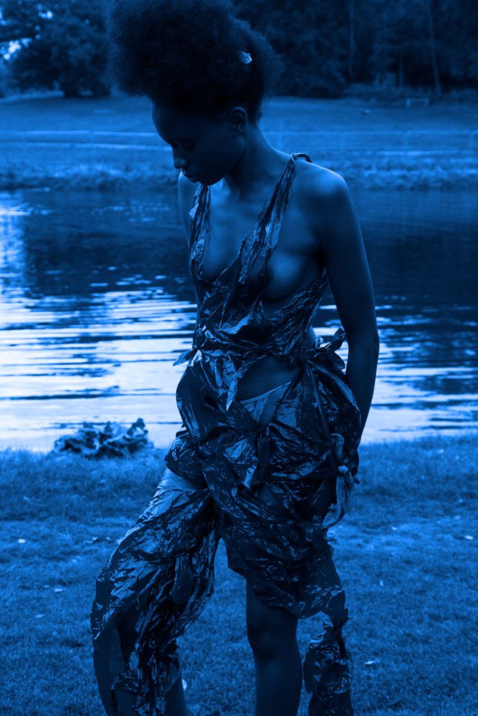 Photographie de Jessica Gianelli montrant une femme au bord de l'eau dans les tons bleus.