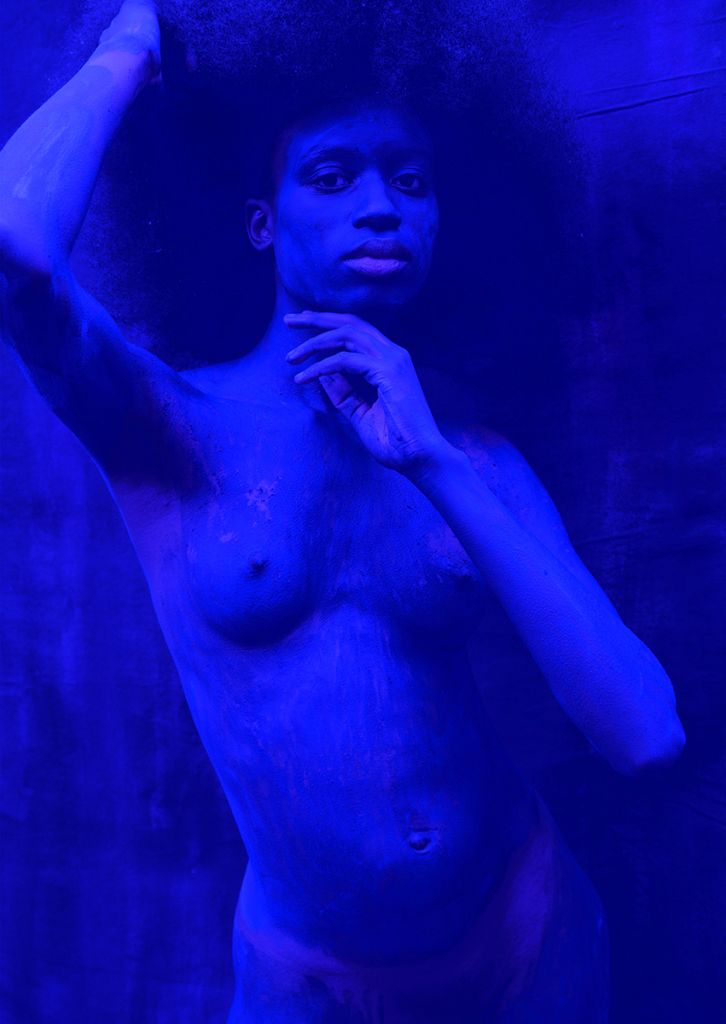 Photographie de Jessica Gianelli montrant une femme nue dans les tons bleus.