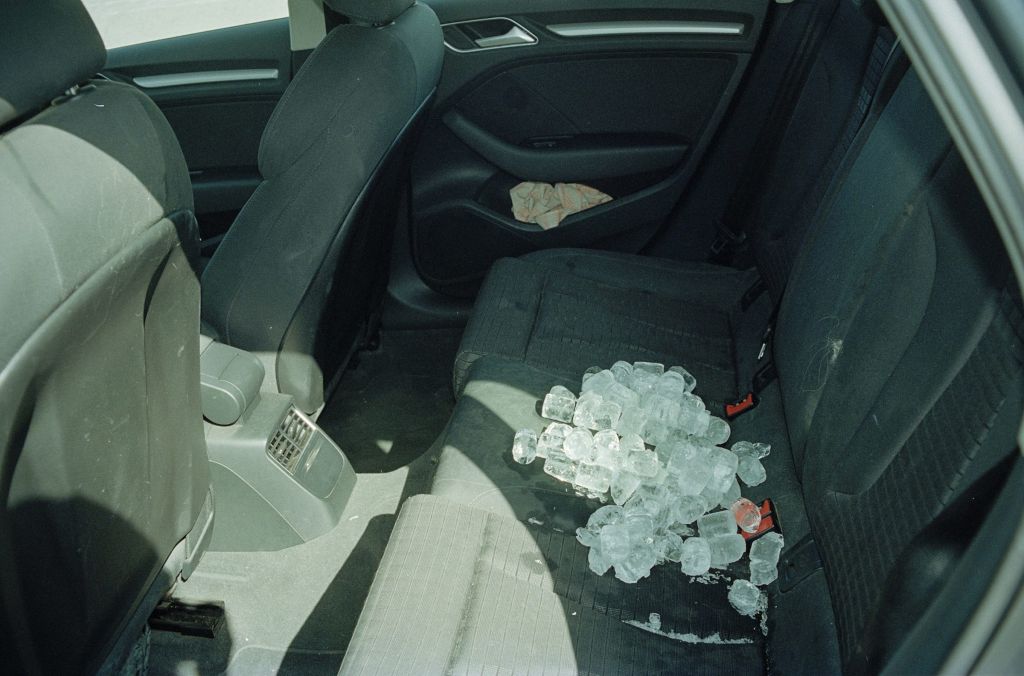 glaçon sur la banquette d'une voiture