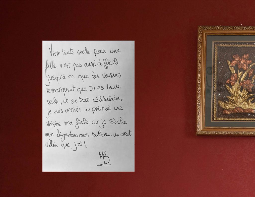 Une lettre affichée à côté d'un tableau