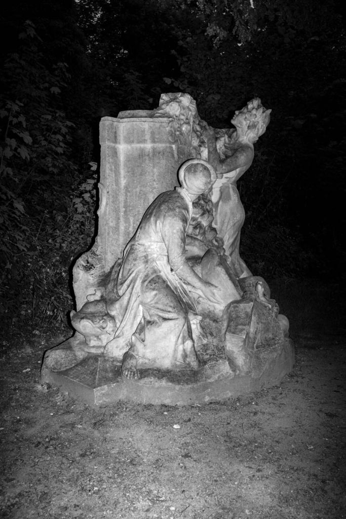 Monument à la gloire de l'expansion coloniale sous la IIIe République, au Jardin d'agronomie tropicale, ancien Jardin colonial. Noir er blanc