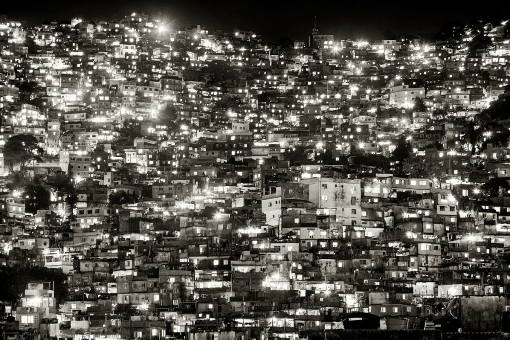 Vue sur des habitations illuminées, la nuit, photographiée par Rafael Fabrés.