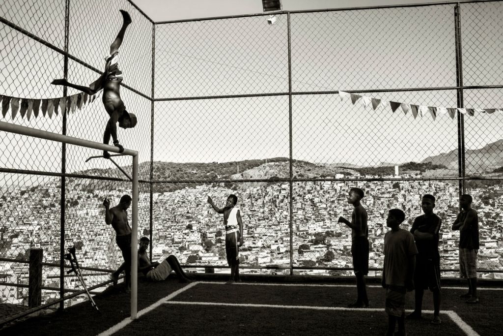 Groupe de jeunes jouant sur un terrain de football photographié par Rafael Fabrés.