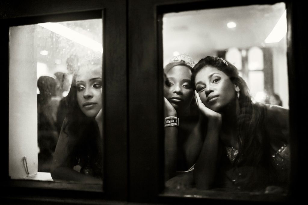 Jeune femmes regardant par la fenêtre photographiées par Rafael Fabrés.