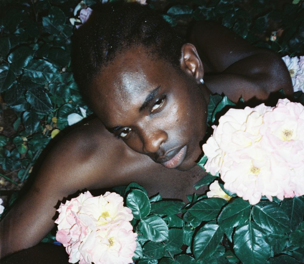 Photographie de Thor Emiroglu montrant un homme torse nu dans des fleurs.