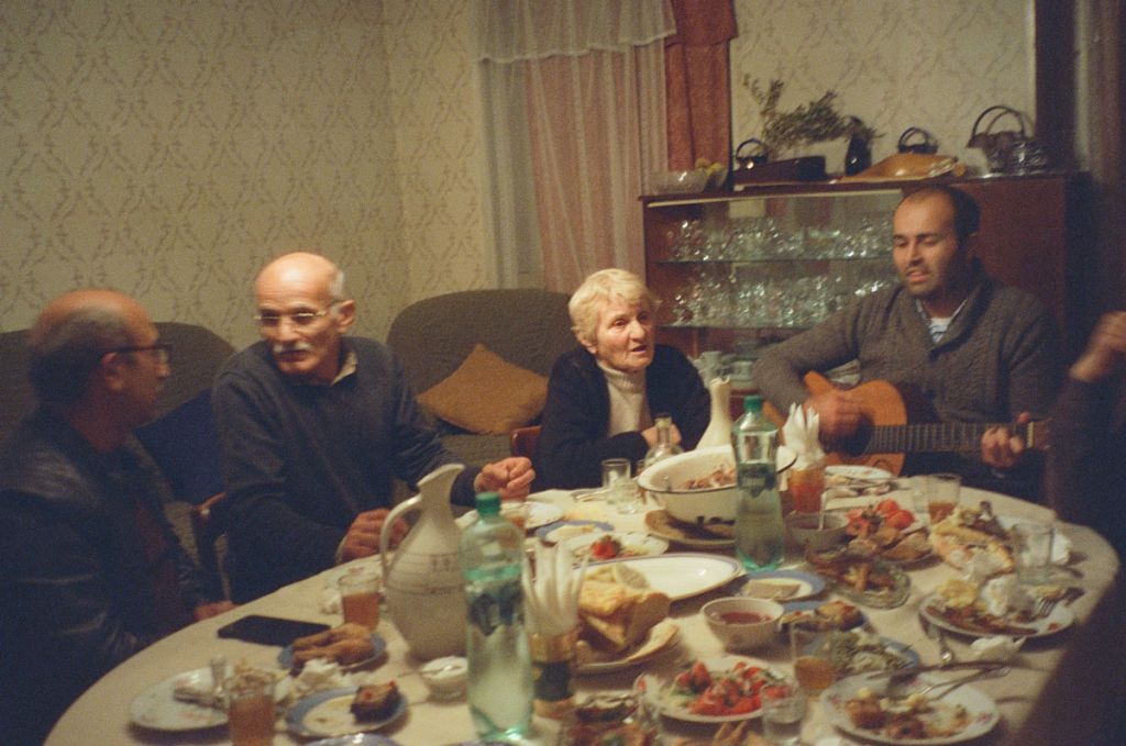 Des personnes âgées festoient ensemble à l'occasion d'un dîner