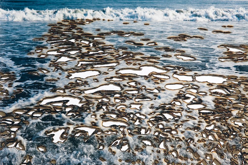 Image de la mer, avec des brûlures à même le papier photographique. Photographie de Tawada Yuki.