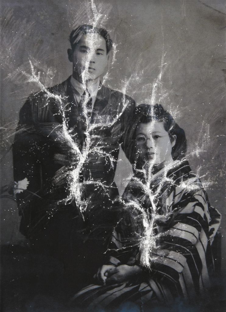 Image en noir et blanc d'un mariage japonais superposée avec un arbre blanc lumineux. Par la photographe Tawada Yuki.