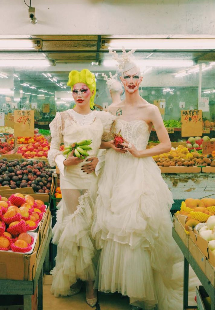 Deux drag queen taiwanaises dans un supermarché, au niveau de l'étalage des fruits et légumes.