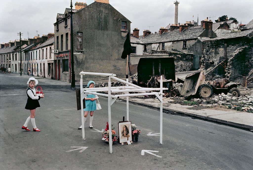 Photographie d'Akihiko Okamura montrant une rue d'Irlande pendant le conflit.