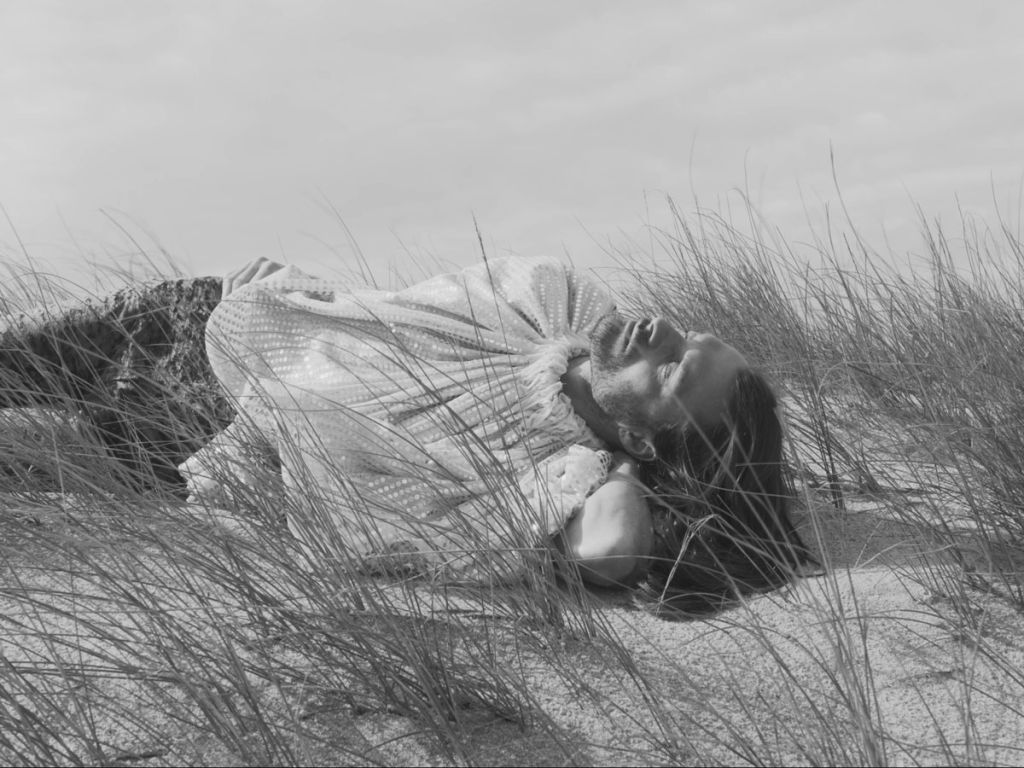 Extrait d'un clip du musicien François Atlas, « Revoir la mer », noir et blanc.